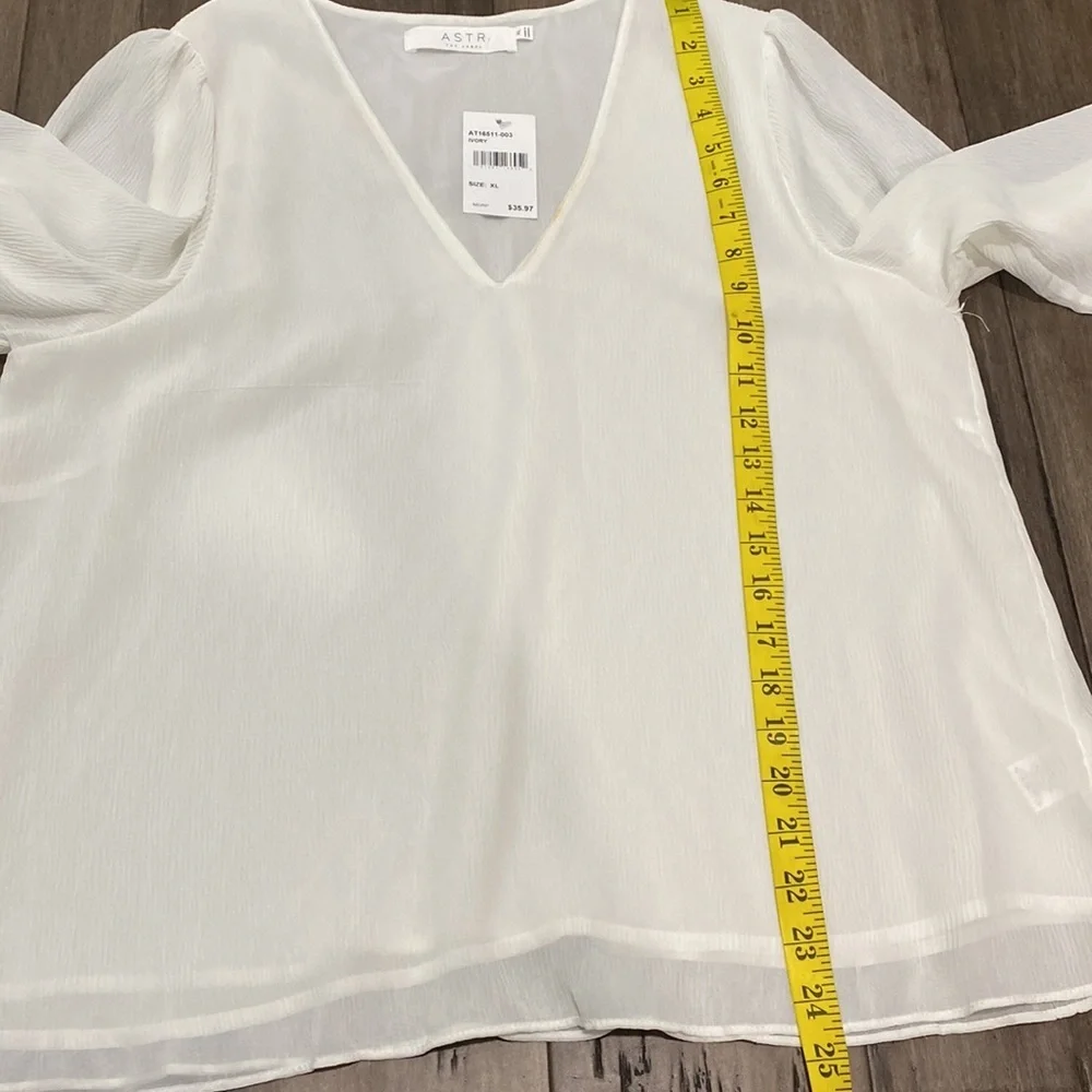 5 for $25 ASTR the Label v neck blouse long‎ sleeve blouse white